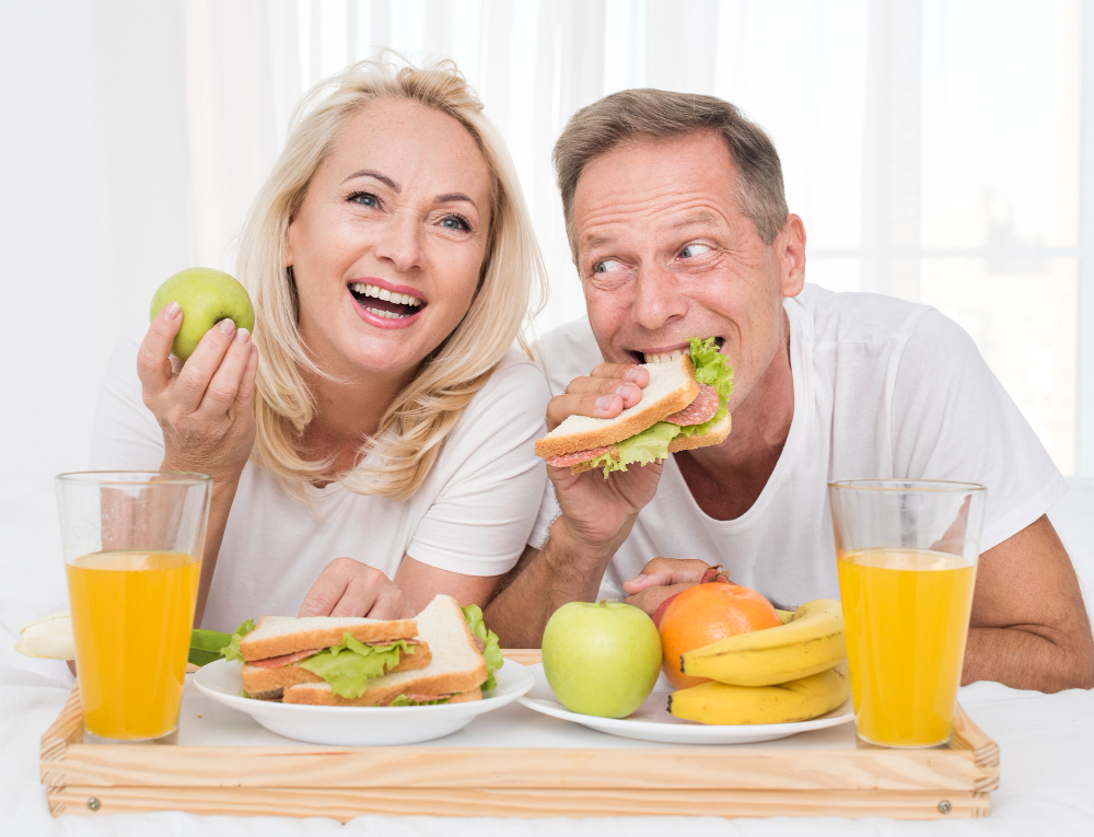 Orta çekim mutlu çift birlikte sağlıklı besleniyor